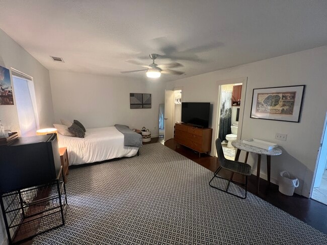 Photo - 920 Memorial Dr SE