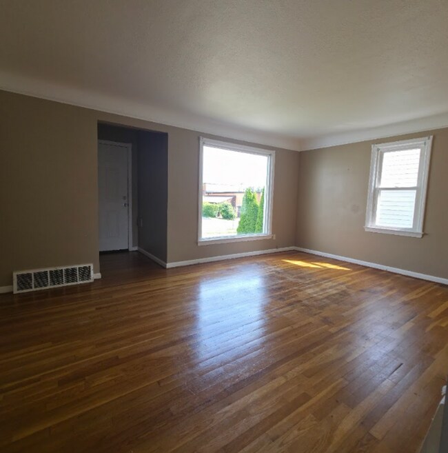 Photo - Single Family Home 3 beds 1 bath Available Now!