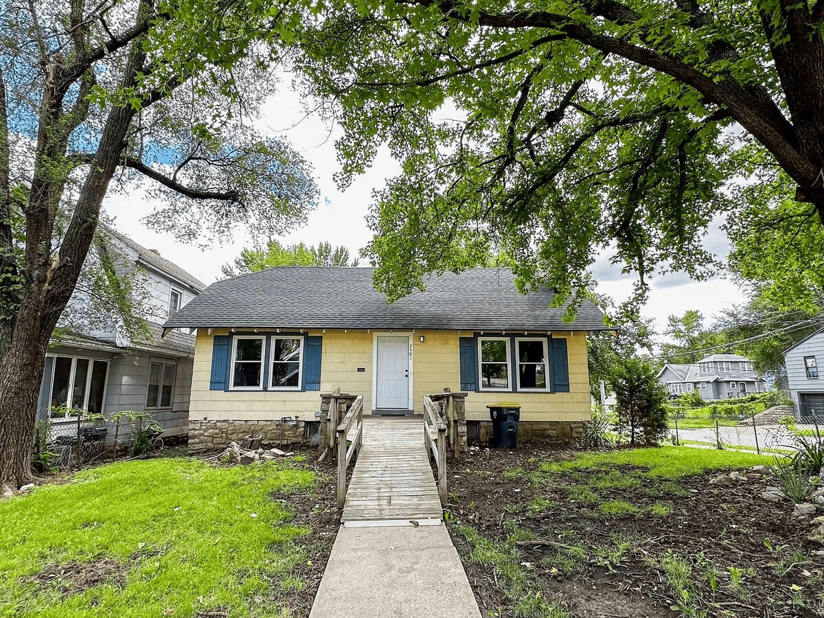 Photo - 2401 E 69th Terrace House