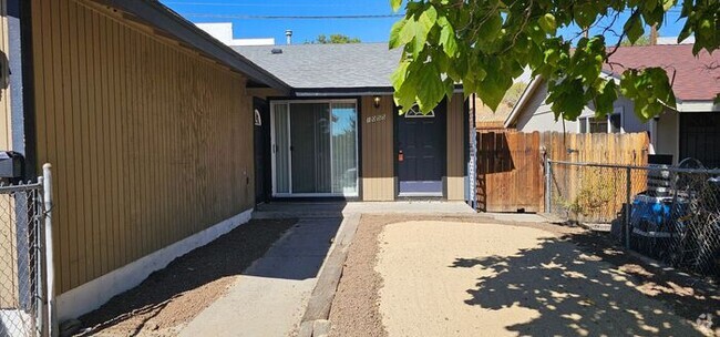 Building Photo - 2 Bedroom 1 bath 1 Car garage Duplex FOR R... Rental