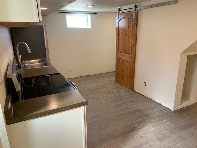 920 E 7th St Unit Downstairs