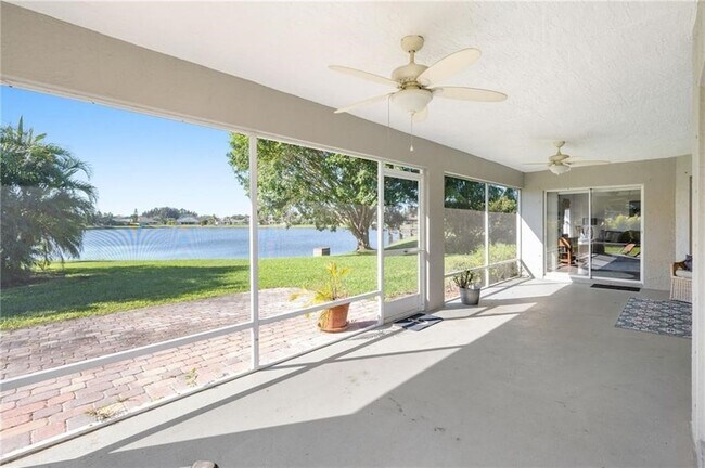 Photo - 935 Southlakes Way SW