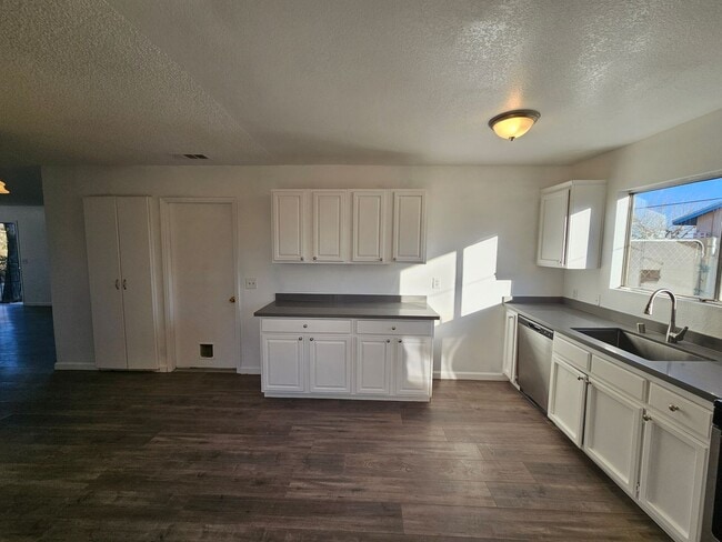 Photo - Beautiful 3 bedroom / 2 bathroom House with LARGE backyard