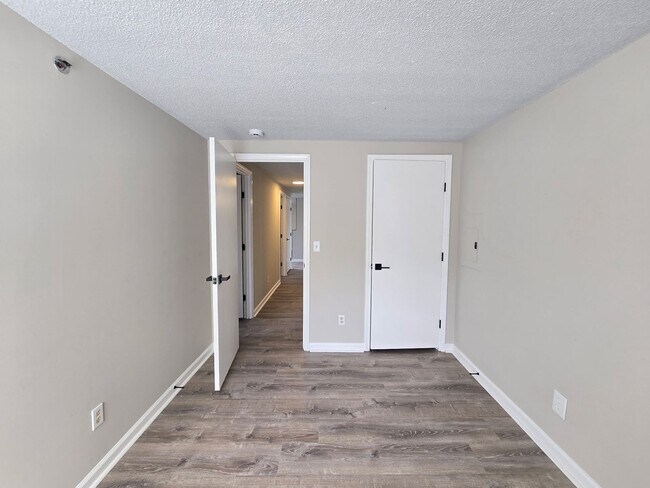 Photo - Beautiful 3 Bedroom 2 Bath Condo in Charlo... Unidad M