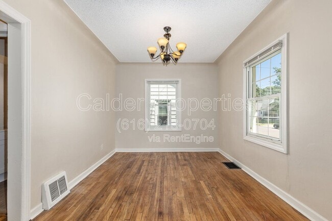 Photo - 1031 Merrifield St SE