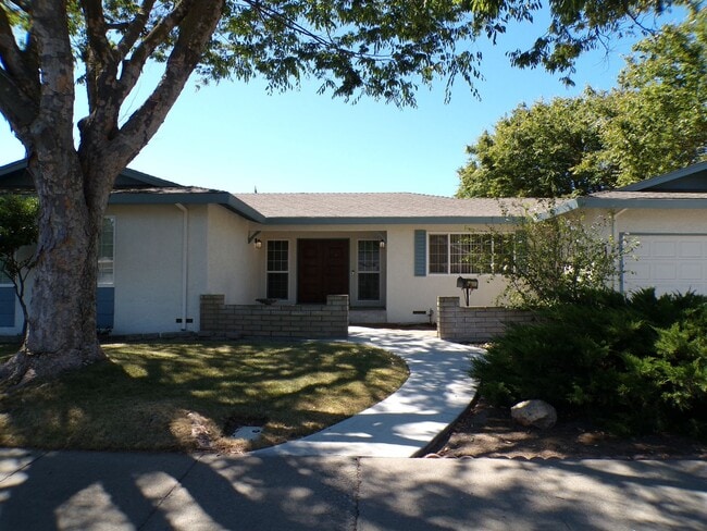 Building Photo - 1600 Fairington Ln
