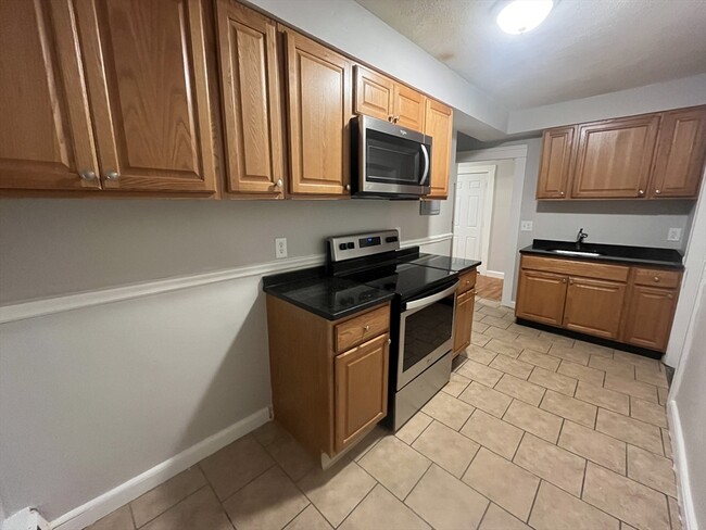 Building Photo - 77 Green St Unit 24