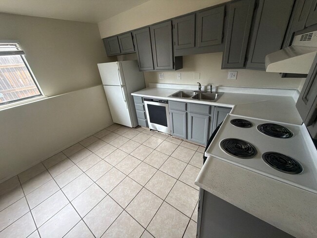 Building Photo - 4463 E Pikes Peak Ave Unit 4463