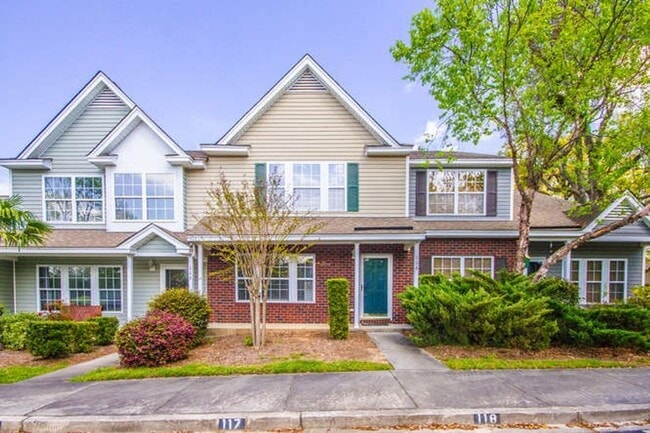 Building Photo - Updated Townhouse