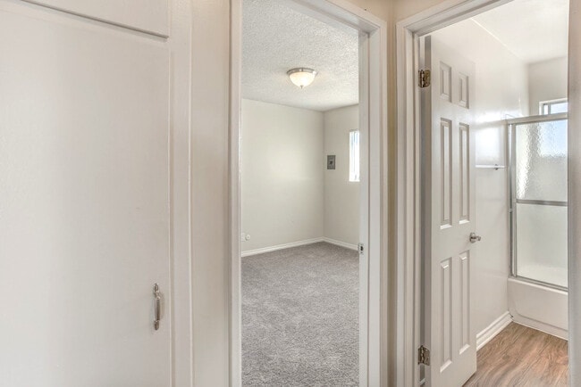 Ejemplo de dormitorio de 3x1 - Le Chateau Apartments