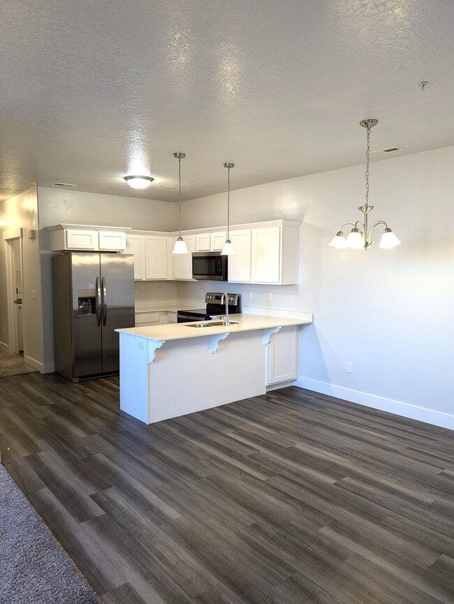 Building Photo - 357 750 N