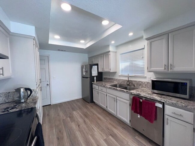 Updated kitchen, laminate floors throughou... - Updated kitchen, laminate floors throughou... House