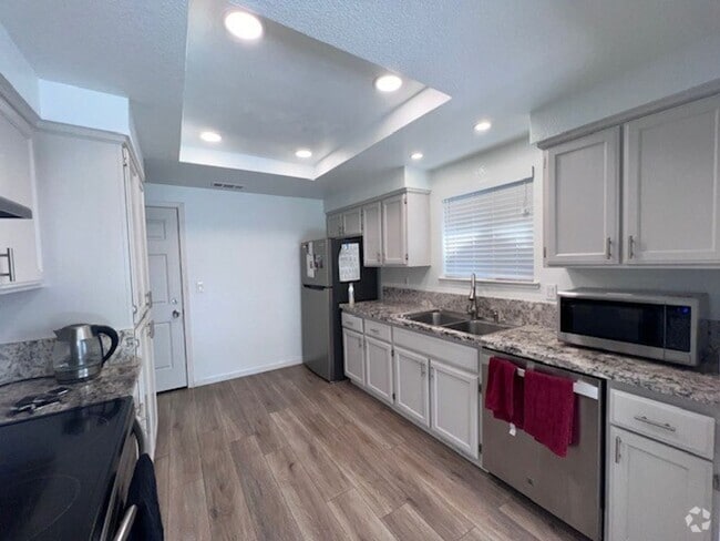 Building Photo - Updated kitchen, laminate floors throughou... Rental