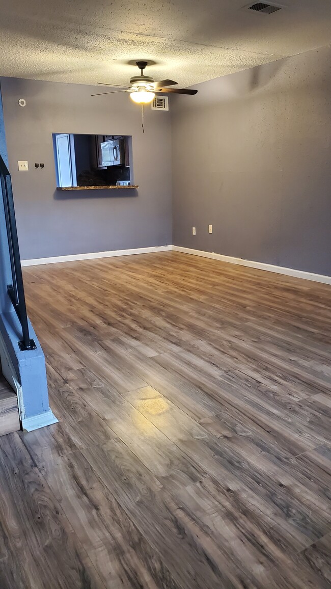 Front Living - 15610 Weldon Dr