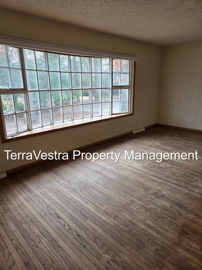 Photo - Available 1/2026! 6 Bedroom College Rental 2 Kitchens!!