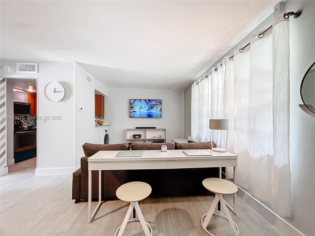 Photo - 651 NE 60th St Unidad 12