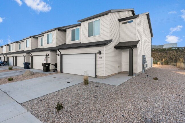 Building Photo - Comfortable and Spacious 4-Bedroom Townhom... Rental