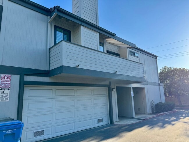 Building Photo - Nicely upgraded Townhome is East Simi