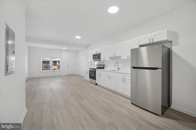 Building Photo - 705 S 60th St