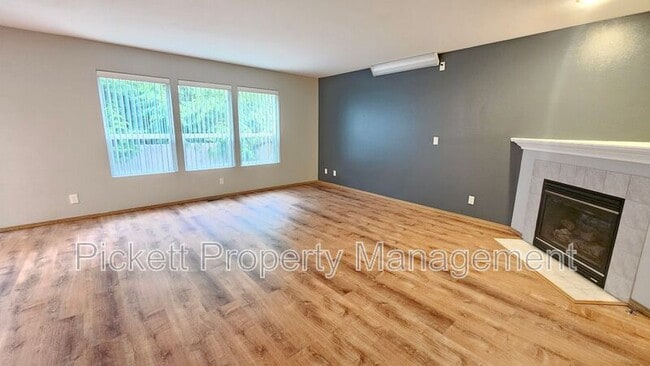 Photo - 6272 Alexis Dr NE