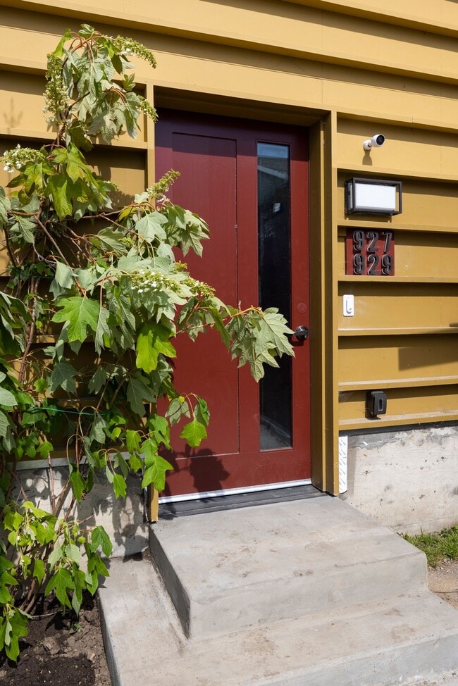Photo - Bright Live-Work Studio with Deck & Tall Ceilings off Lowell Street in Oakland Unidad 929-D