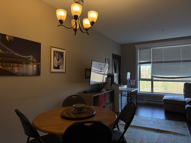 Photo - 14333-14104 104 Ave