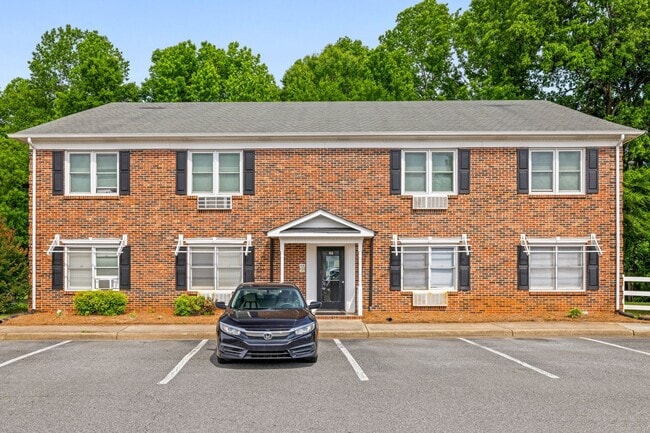 Building Photo - Super cute 1-bed, 1-bath, condo in Gastonia at Pickwyck Place near Hang Time Golf!