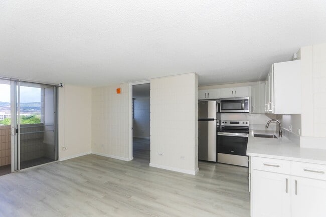 Building Photo - Sunset Lakeview - Fully renovated 3 bedroom, 2 bath on lower floor comes with tandem parking for ... Unit B502