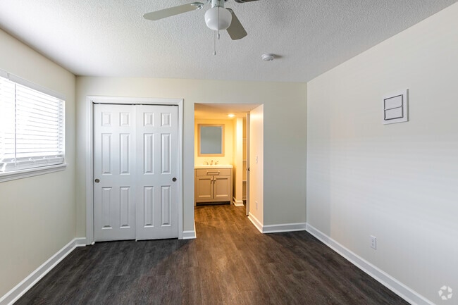1BR, 1BA - 650SF - Daisy Walnut Apartments
