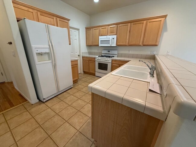 Photo - 3 Bed/2.5 Bath Single Family Home in River Canyon Estates - BRAND NEW CARPET