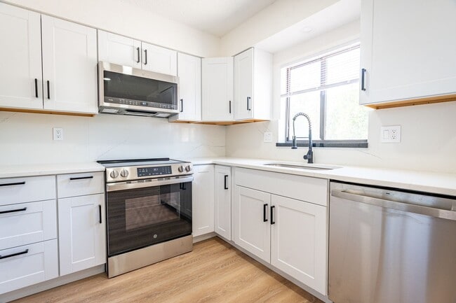 Building Photo - 3238-D 1/4 D 1/4 Rd Unit B