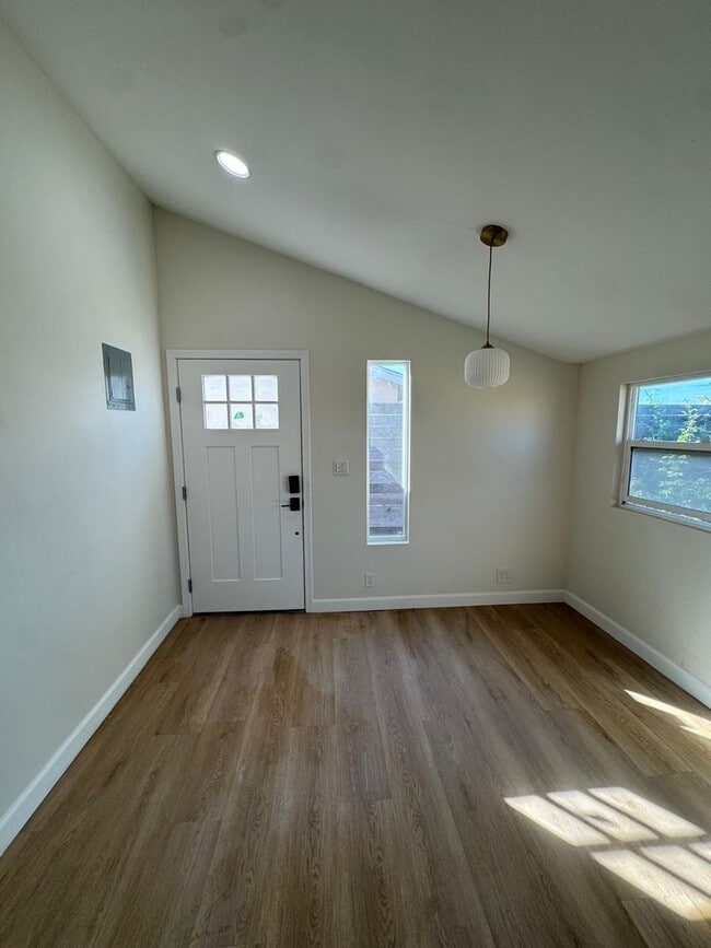 Building Photo - 1 bedroom 1 bath brand new ADU Style home.