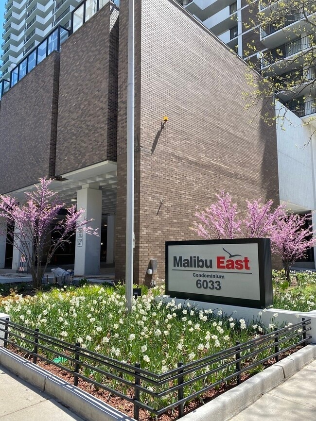 Building Photo - 6033 N Sheridan Rd Unit 18G