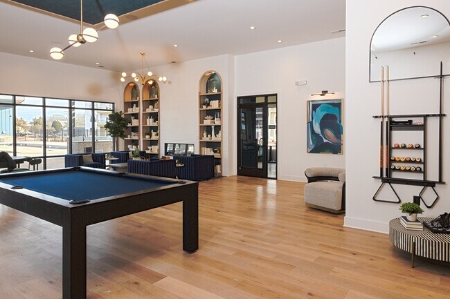 Mesa de billar en la casa club para residentes, que ofrece un espacio de reunión divertido y social. - Cypress Point