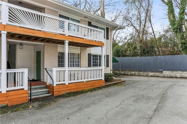 Photo - 1988 Wellbourne Dr NE