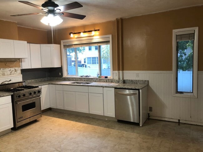 Building Photo - 72 Leicester St Unit #1