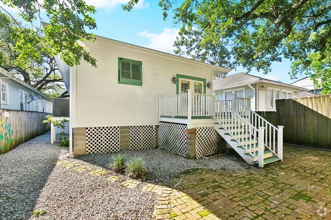 Building Photo - Beautiful 3 Bedroom Home Steps from Yulman...