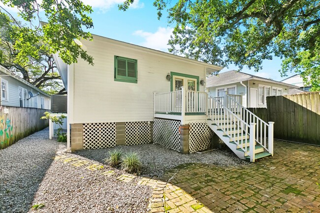 Beautiful 3 Bedroom Home Steps from Yulman... - Beautiful 3 Bedroom Home Steps from Yulman...