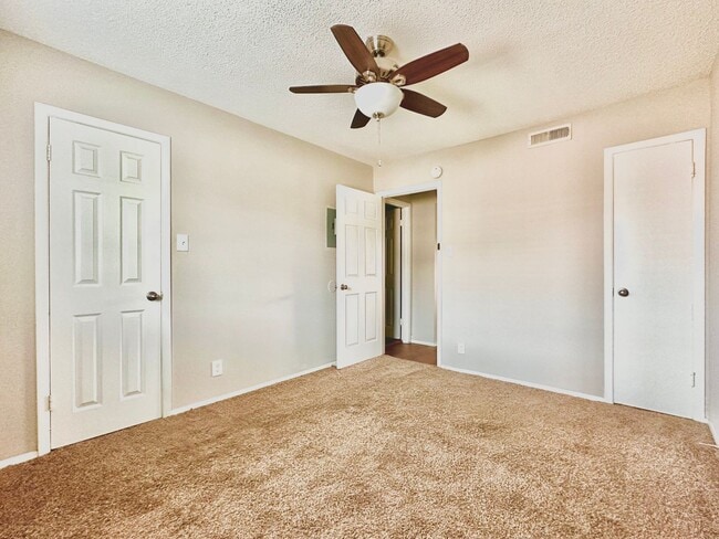 Photo - 2401 Manor Rd