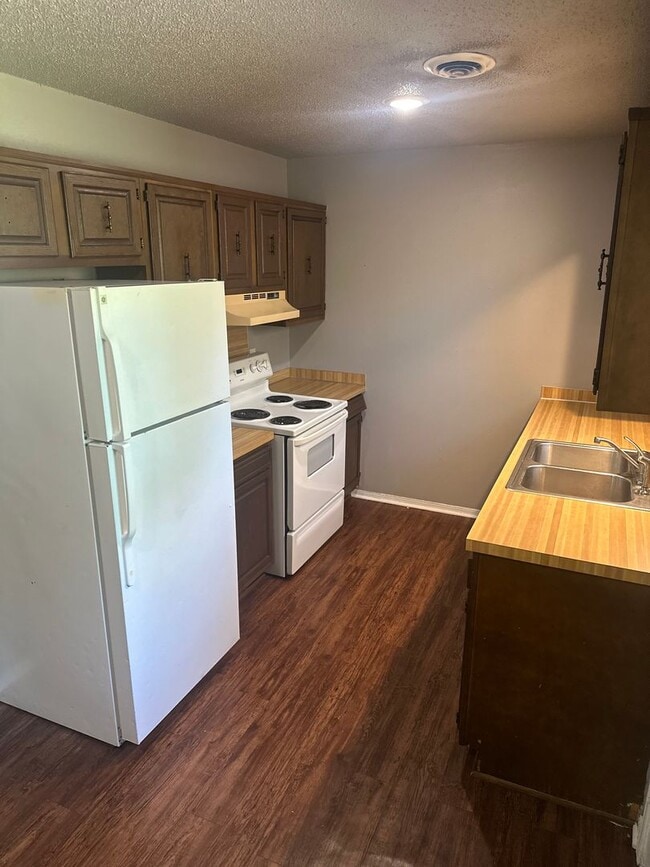 Photo - 2-Bedroom, 1-Bathroom Unit @ Rolling Oaks 4-Plex - Water Bill Included