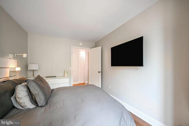 Photo - 950 25th St NW