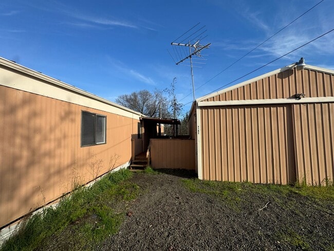 Building Photo - Winston 2 bedroom with large shop