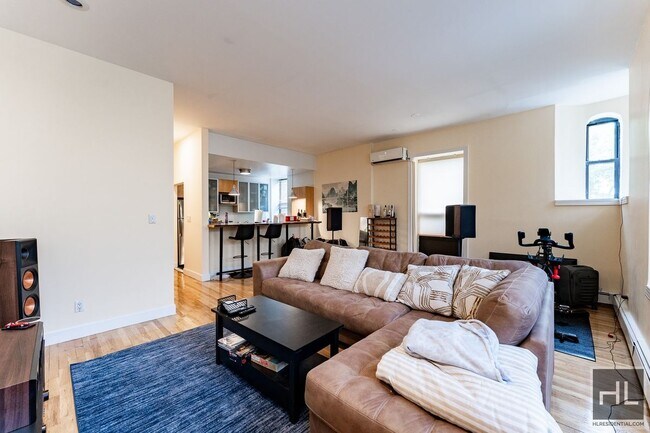 Photo - 5 AVENUE Unit 2