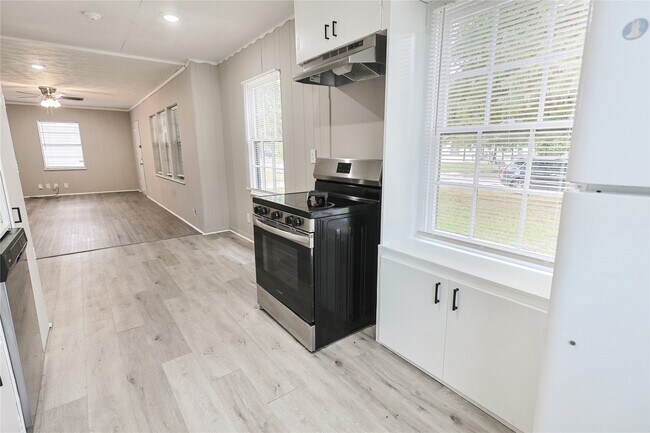 Photo - 1106-12th 1/2 12th 1/2 St N