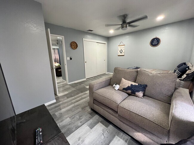 Photo - 725 E Ridgecrest Blvd Unidad C