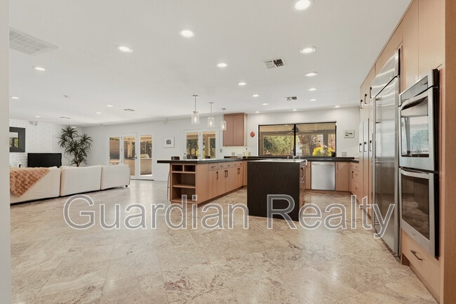Photo - 3007 La Mesa Dr