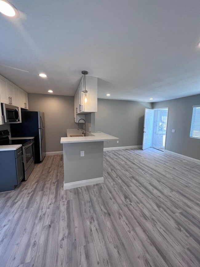 Photo - Beautifully Upgraded One Bedroom-One Bathroom Apartment in Talmadge Unit 4465-3