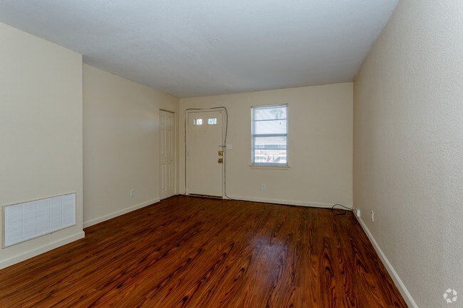 1BR, 1BA - 528 SF - Maple Estates