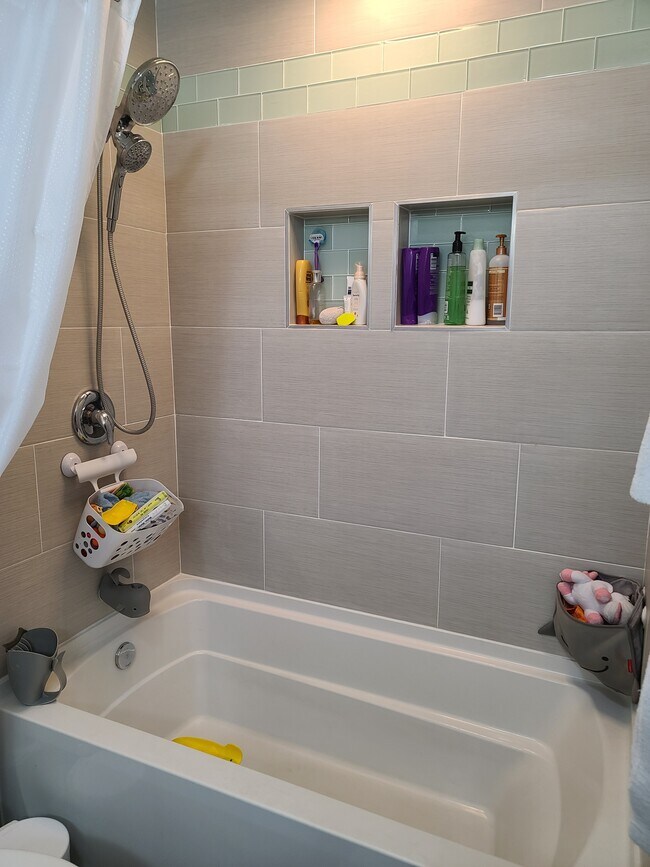 Master bath soaker tub/shower combo - 3400 Santa Maria Way Unit 203