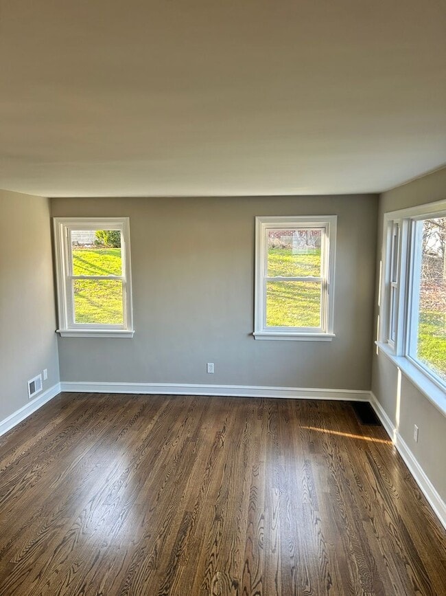 Photo - Classic 4br Cape Cod w/2 car detached Garage